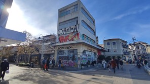 "Ντιμπέιτ" της Καθημερινής για τα κτίσματα απέναντι απο το αρχαίο θέατρο